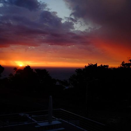 Bright Camps Bay Loft With Stunning Views And Shared Pool Apartment เคปทาวน์ ภายนอก รูปภาพ