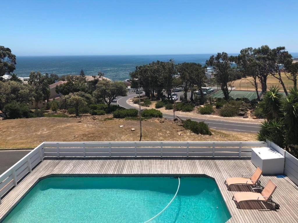 Bright Camps Bay Loft With Stunning Views And Shared Pool Apartment เคปทาวน์ ภายนอก รูปภาพ