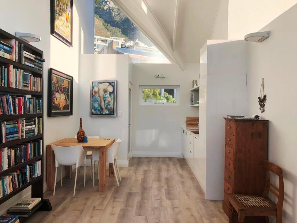 Bright Camps Bay Loft With Stunning Views And Shared Pool Apartment เคปทาวน์ ภายนอก รูปภาพ