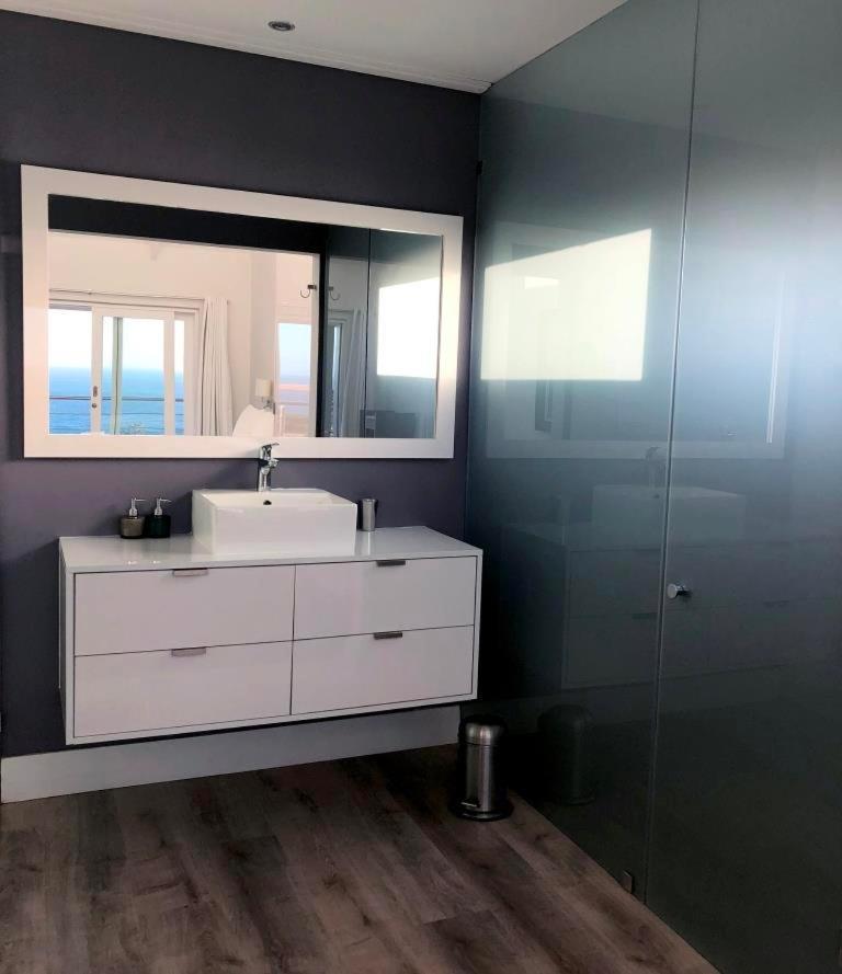 Bright Camps Bay Loft With Stunning Views And Shared Pool Apartment เคปทาวน์ ภายนอก รูปภาพ