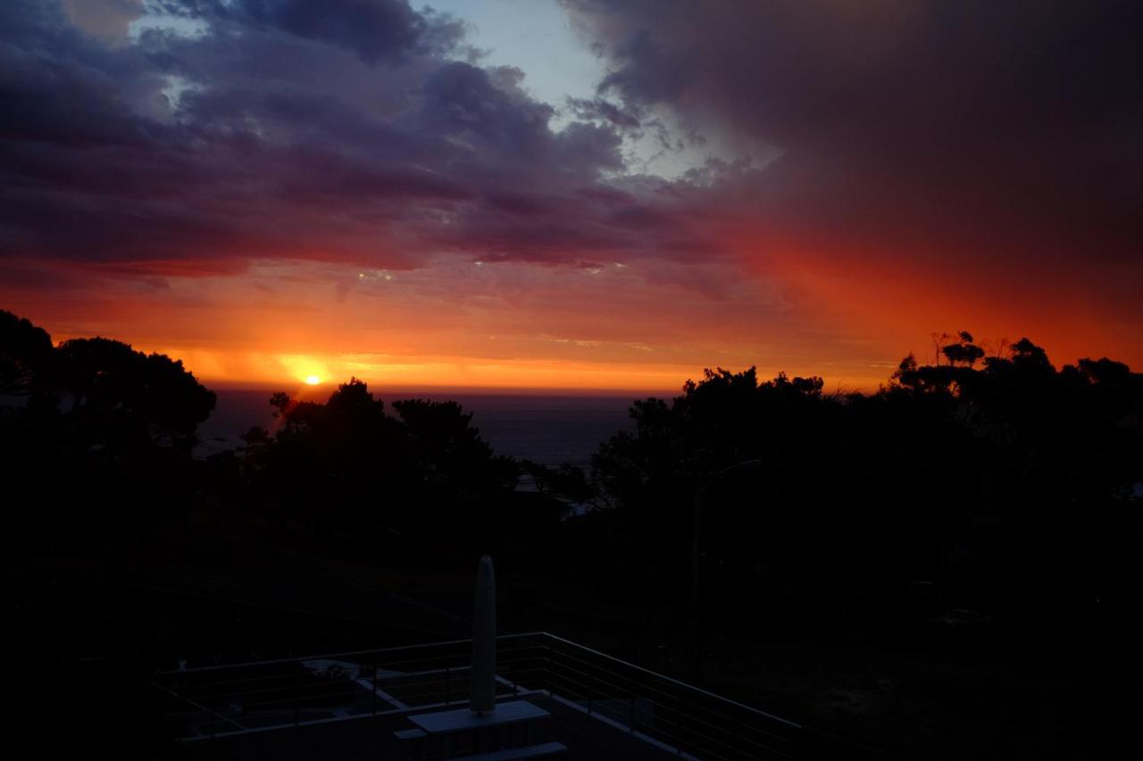 Bright Camps Bay Loft With Stunning Views And Shared Pool Apartment เคปทาวน์ ภายนอก รูปภาพ